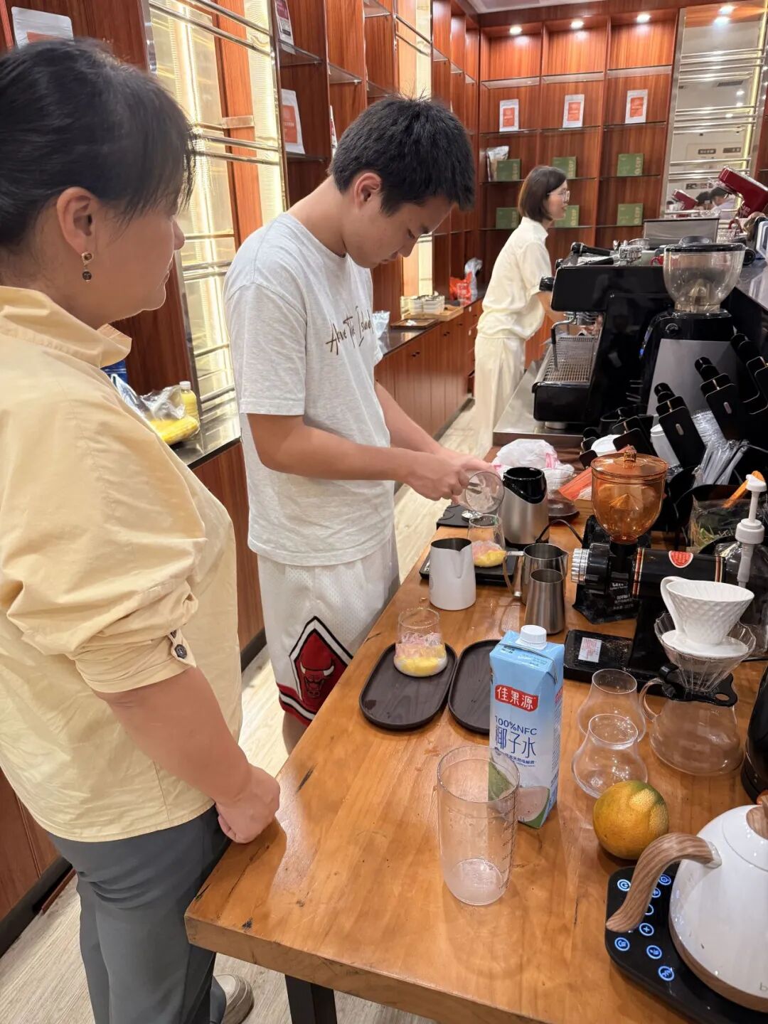 莱漾咖啡课堂现场——学员在吧台进行意式萃取与手冲实操训练