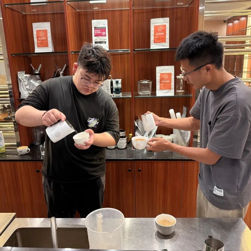感官品鉴与杯测练习——学员进行咖啡风味对比与评价